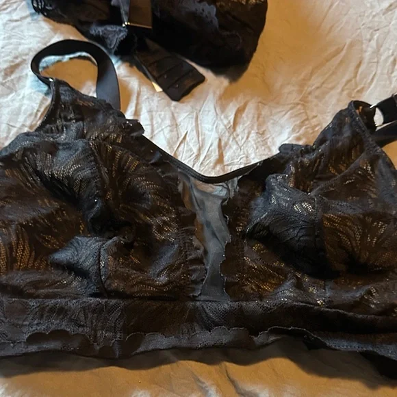 Elegant Black Lace Bralette - Picture 1 of 3